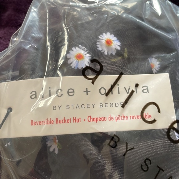 ALICE + OLIVIA DAISY PRINT REVERSIBLE BUCKET HAT - Picture 12 of 13